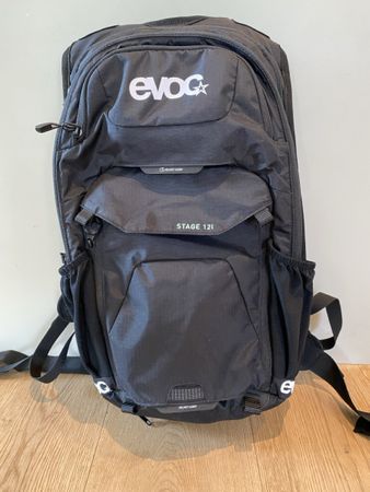 Neuwertiger Evoc Stage 12L Rucksack - Perfekt für Biker!