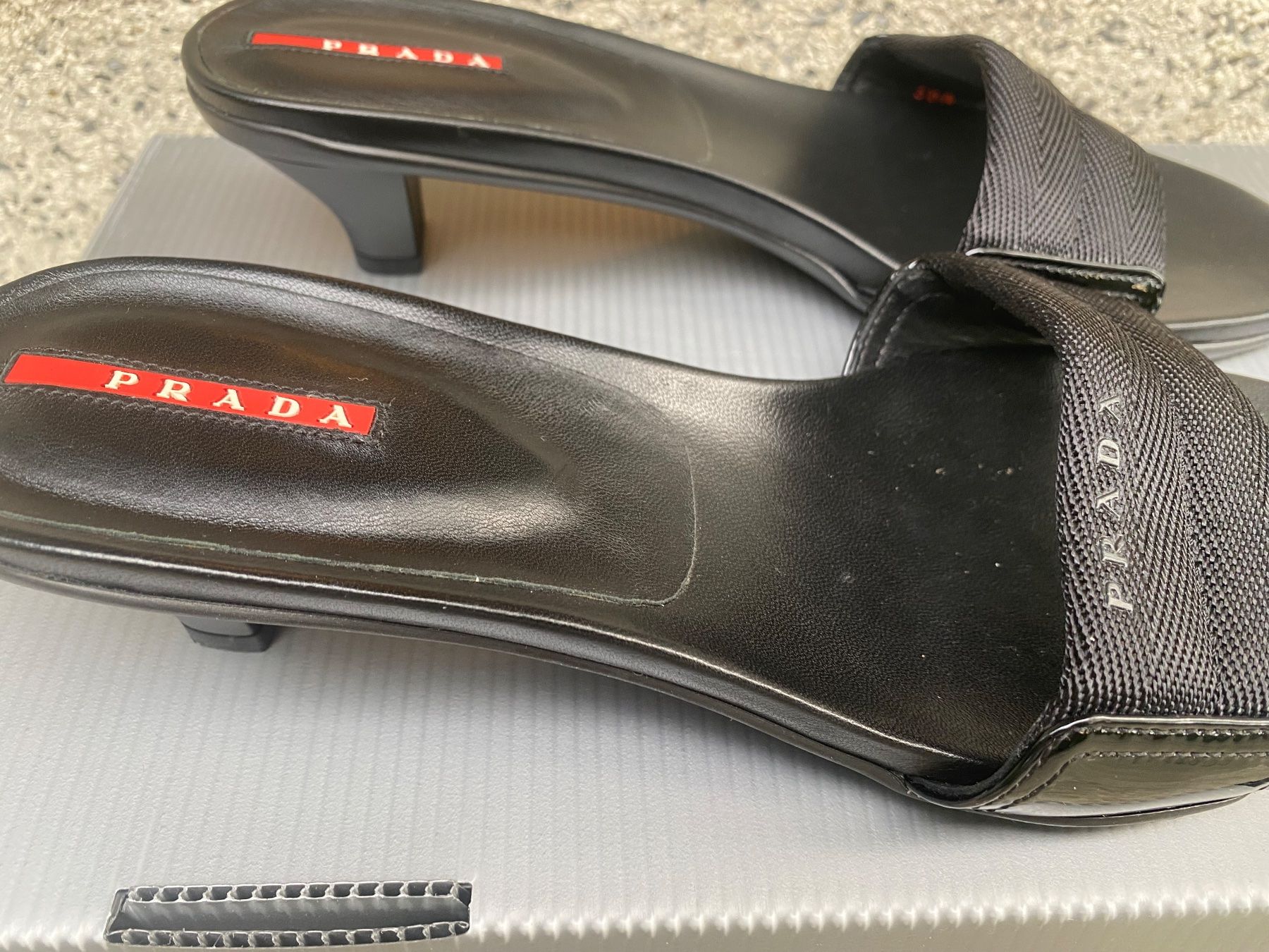 Prada Scarpe da donna: PRADA Sandalen schwarz Grösse 38.5 neuwertig – Nuovo (secondo la descrizione) da Zürich venduto da JDB_Vintage 3