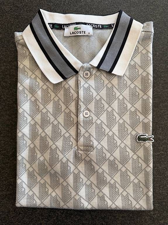 Lacoste Magliette Polo: Classic Fit-Polohemd mit Monogramm aus Jacquard – Usato da Muttenz venduto da Fantom03