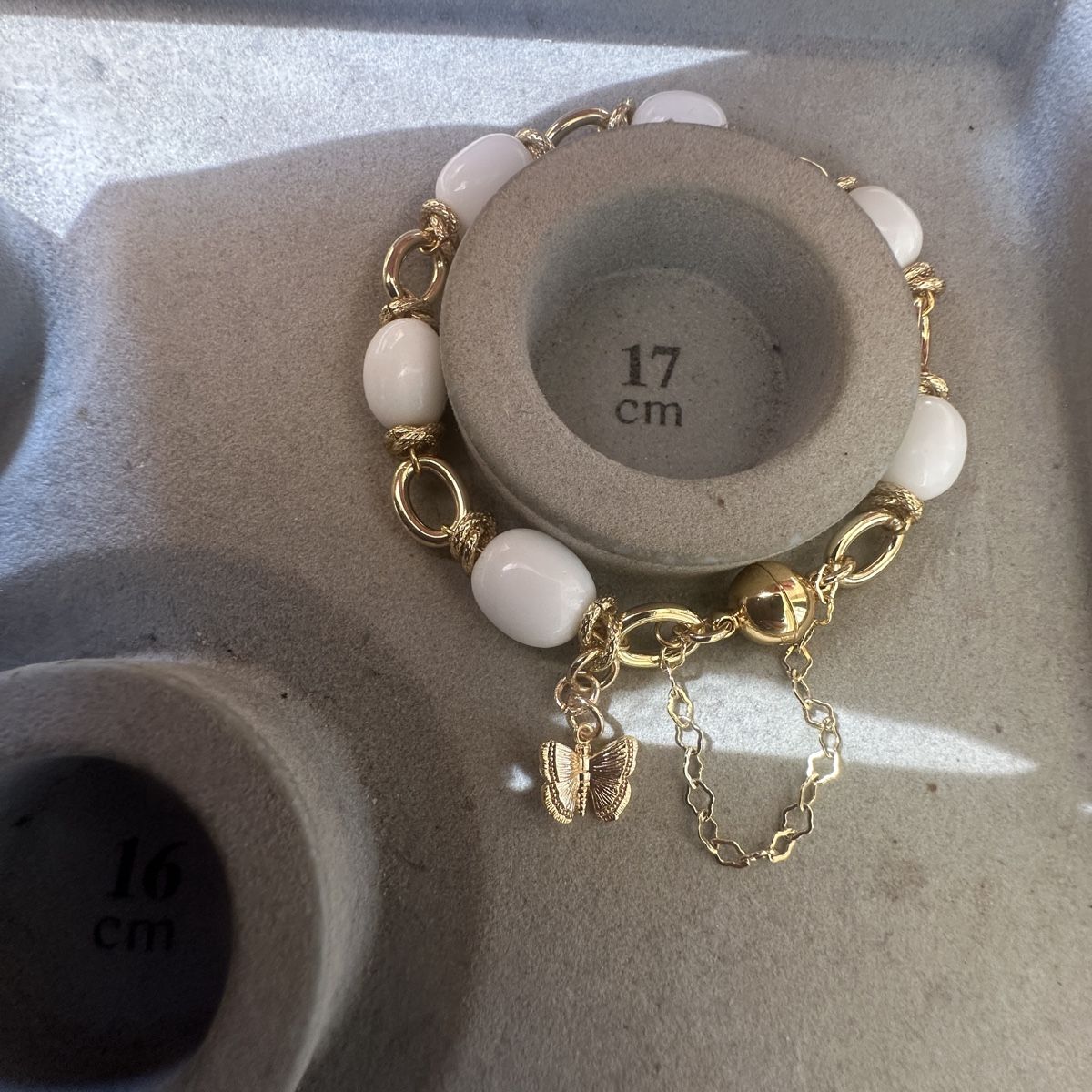 Bracciali & Braccialetti: Armband mit Weisser Achat. Handarbeit  – Nuovo e nell'imballaggio originale da Kriens venduto da Hortensie6 4