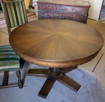 Ausziehbarer, runder Tisch aus Massivholz im Vintagestyle