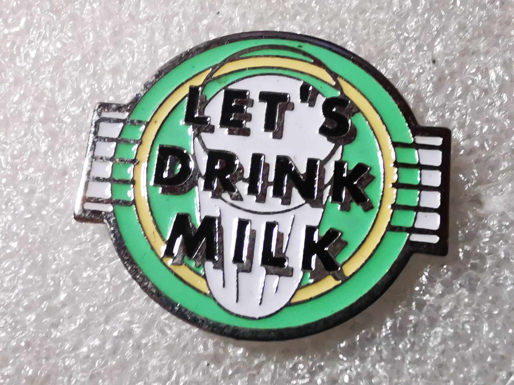 Placchette & Badge: Ansteckpin 10: Lets Drink Milk – Usato da Oppligen venduto da Pin-Fall-Shop