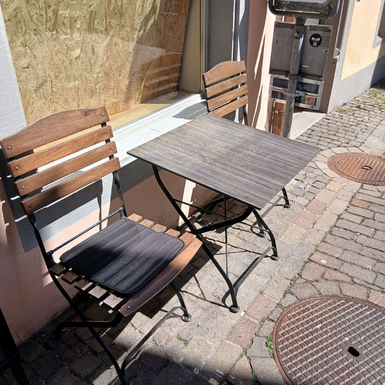 Tischset: Gartentisch mit 2 Stühlen Holz Metall schwarz – Gebraucht aus Rapperswil SG von Danii008 1