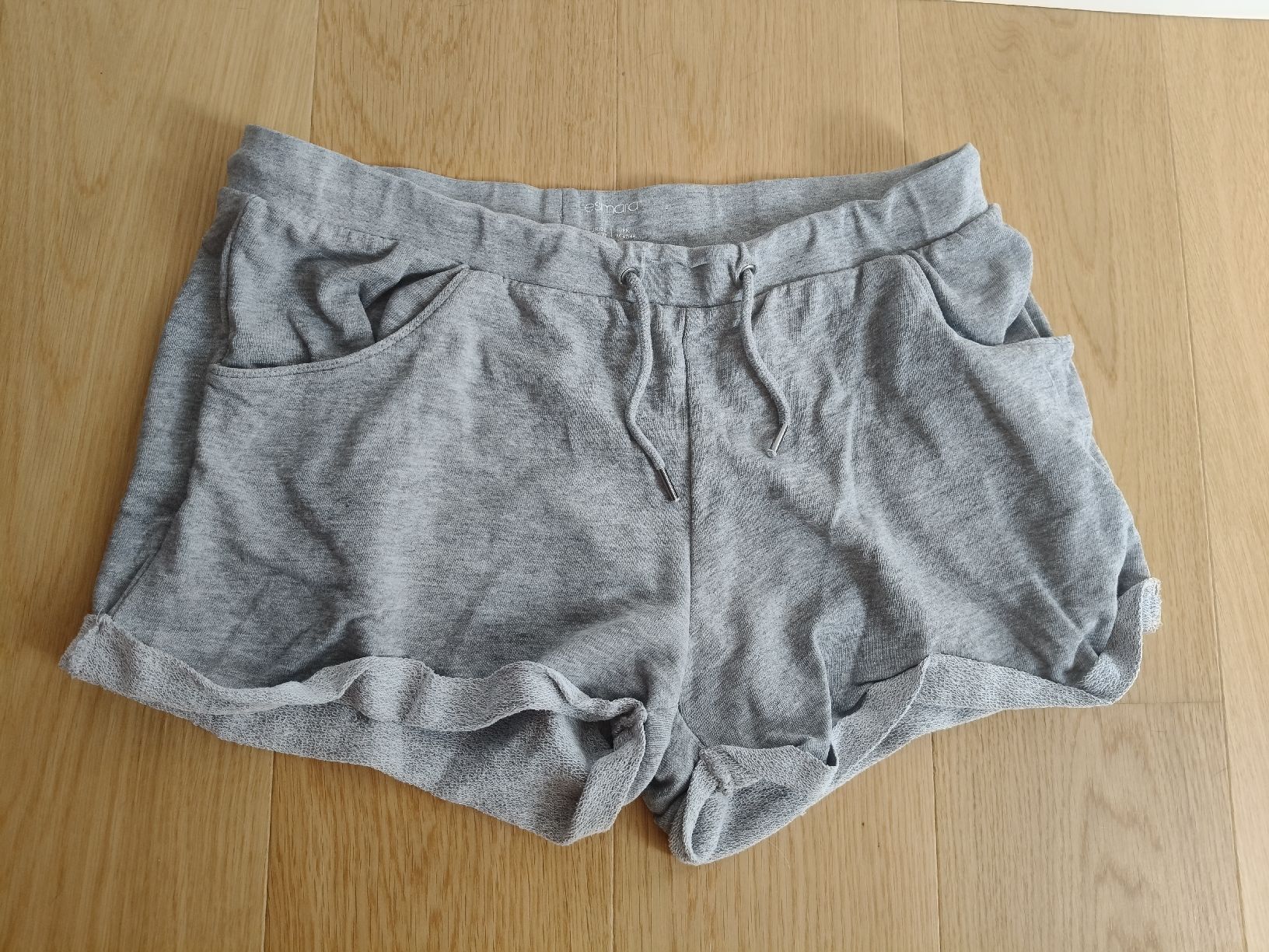 Hosen: Comfy Esmara Grey Shorts (Size M) – Gebraucht aus Unterlunkhofen von bebiboar