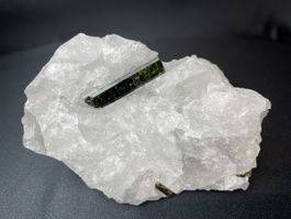 schöner Turmalin auf Quarz Gestein