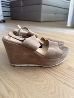 Sandales compensées en daim beige/taupe à brides