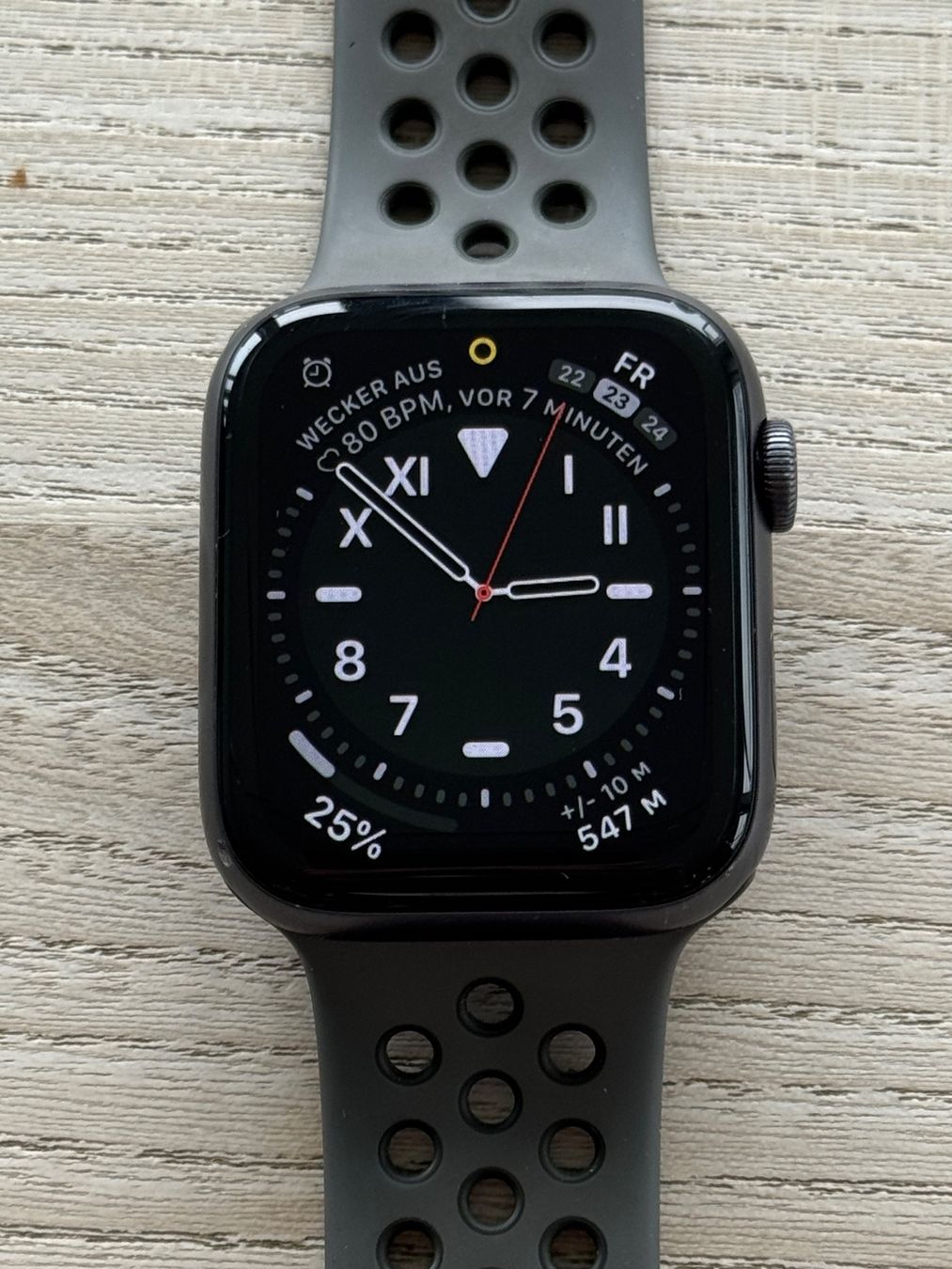 Apple Smartwatch: Apple Watch Series 6 44mm Space Grey Aluminium CEL – Usato da Oberrohrdorf venduto da Peewee15