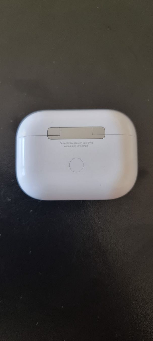 Apple Cuffie: Airpods Case ohne Airpods – Usato da Mellingen venduto da Nowl 2