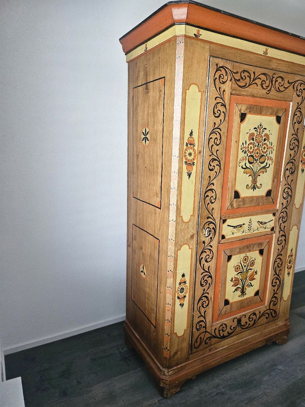 Armadi: Antiker Tannenschrank – Usato da Jona venduto da trearte01 2