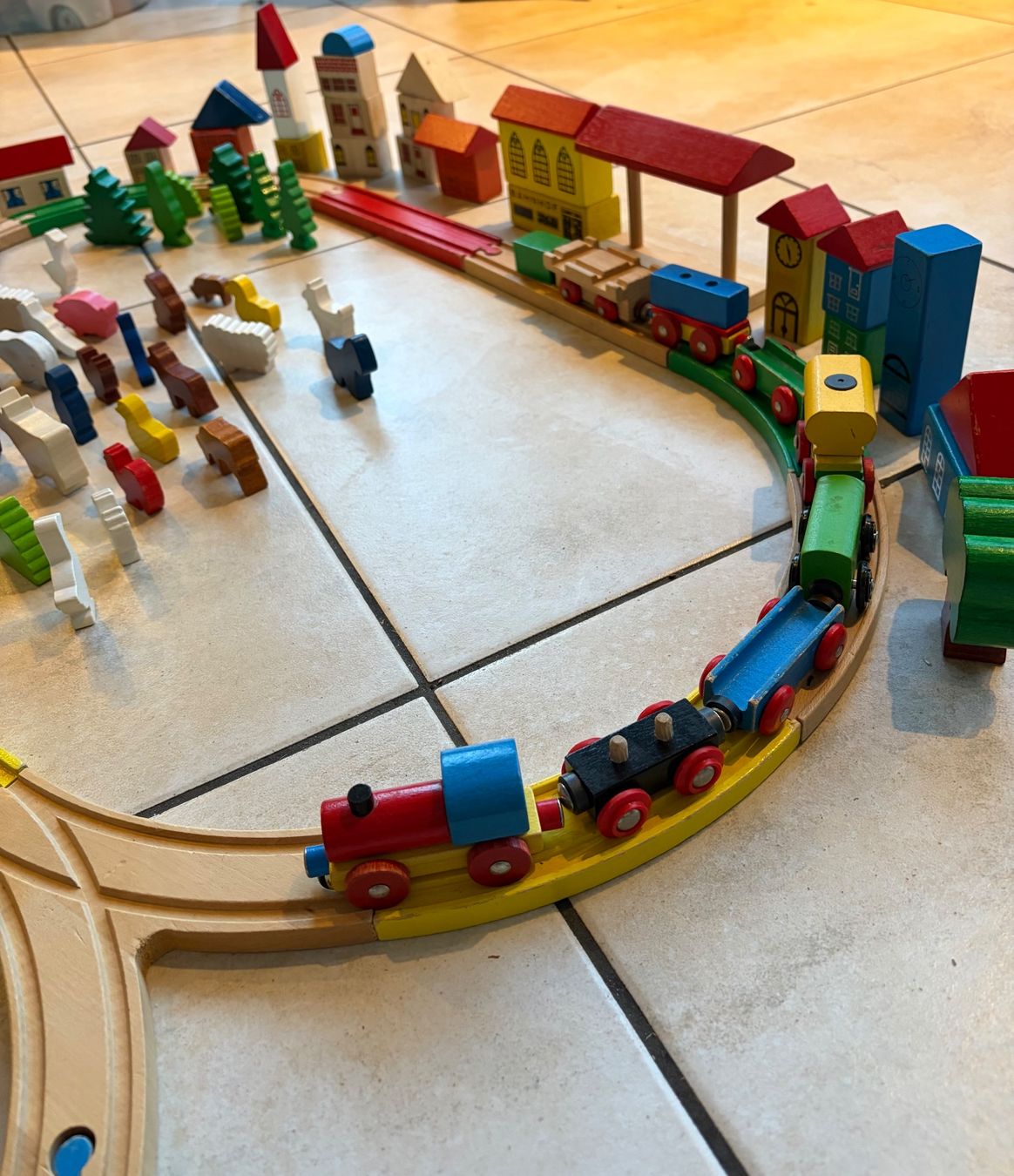 Spielzeuge: Holzeisenbahn farbig – Gebraucht aus Brüttisellen von Fabiii.st 3