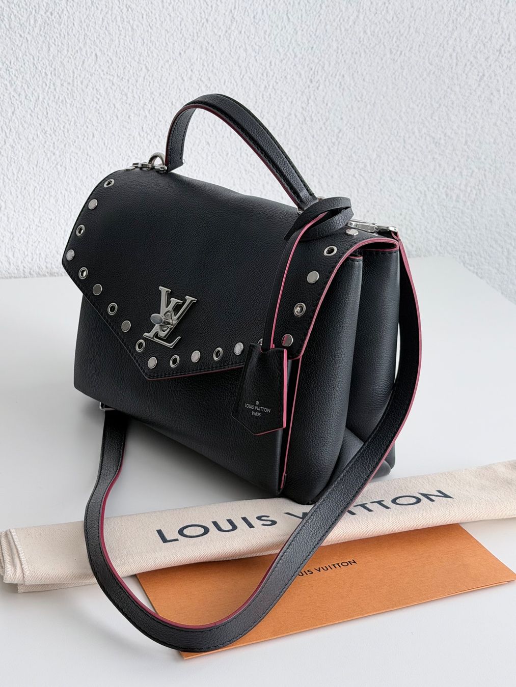 Louis Vuitton Borse da donna: Louis Vuitton MyLockMe Rivets Noir – Usato da Reinach AG venduto da RobbisB 4