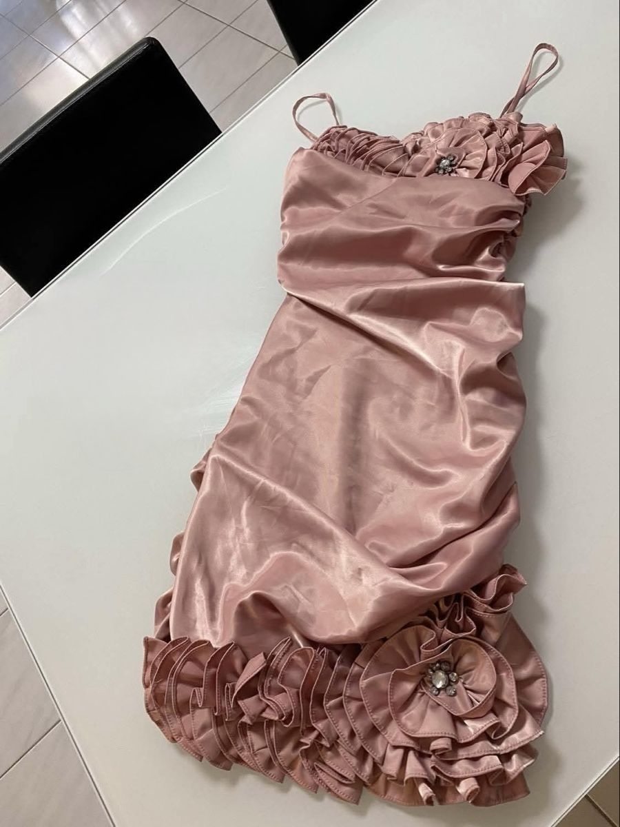 Kleider: Antikes rosafarbenes Abendkleid mit Rüschen – Gebraucht aus chur von merygori