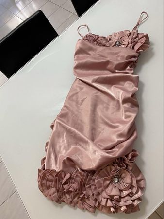 Antikes rosafarbenes Abendkleid mit Rüschen