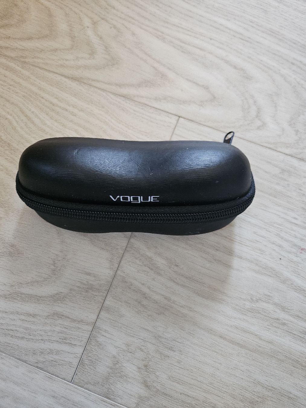 Altro in  Abbigliamento & Accessori: Étui à lunettes Vogue noir rigide – Usato da La Joux FR venduto da car_ck96