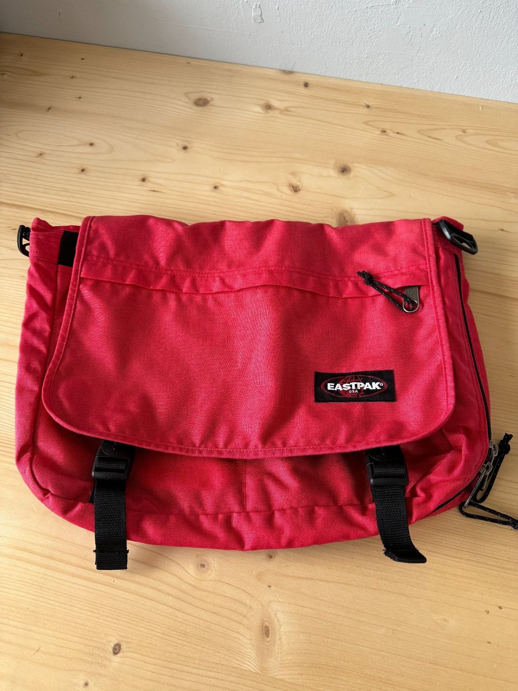 Eastpak Valigie: Eastpak USA shoulder bag – Usato da Neuchâtel venduto da _Easy_to_Find_
