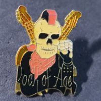 W812  Pin Musik Totenkopf & Gitarre Rock of Age Heavy Metal