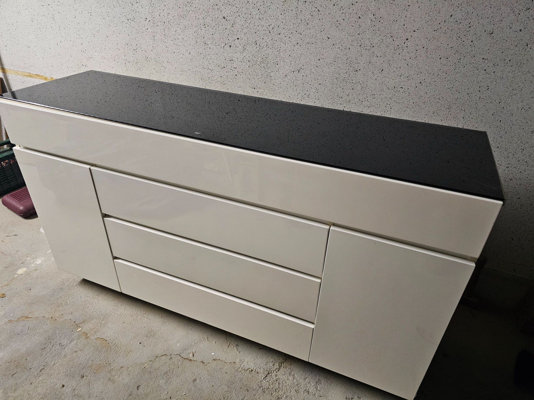 Kommoden: Sideboard weiss Hochglanz mit schwarzer Platte modern – Gebraucht aus Rüdtligen von Franky696