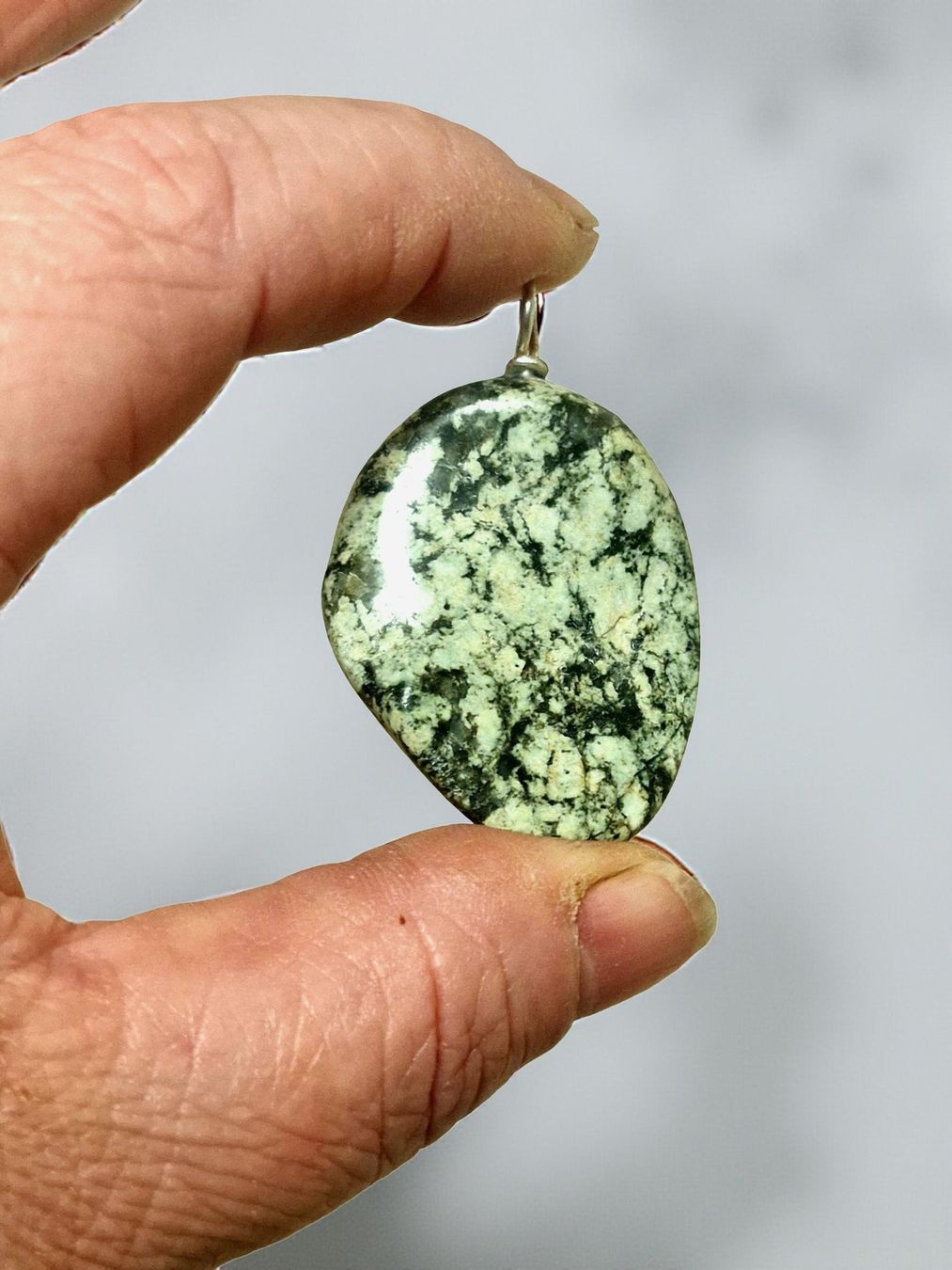 Pendentifs: Flussstein Dunkelgruen-weiss-dunkelrot – Neuf avec emballage d'origine à Aarau par Schmuckhoehle_MD 7
