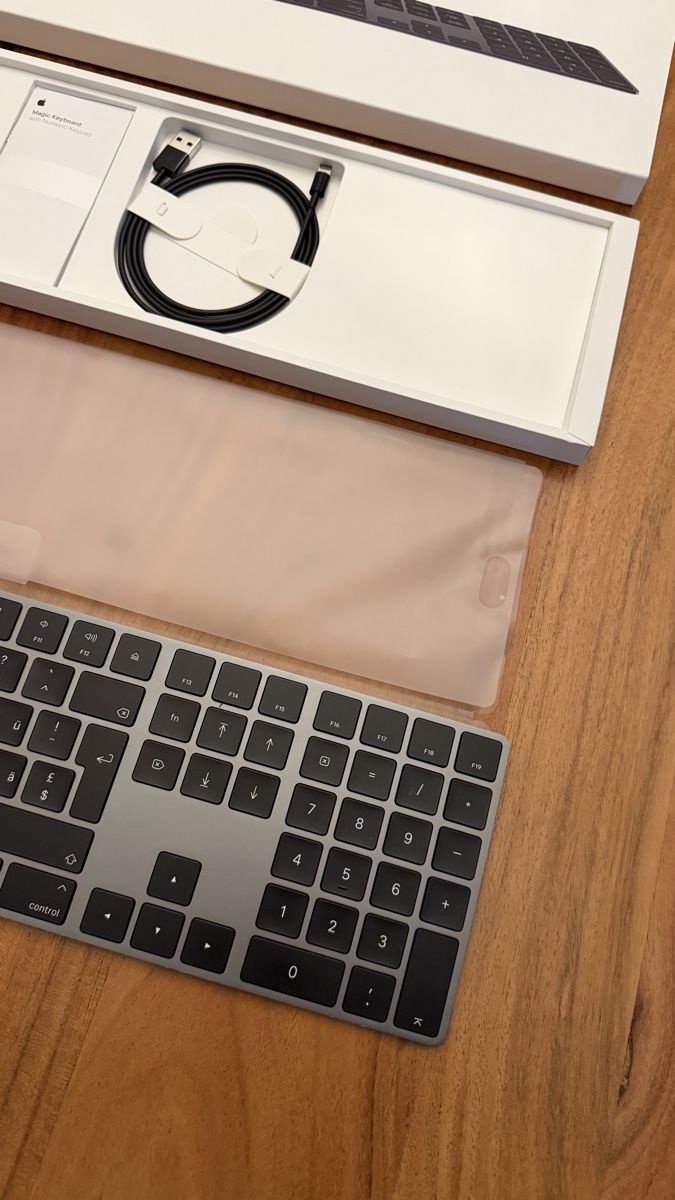 Apple Claviers: Apple Magic Keyboard / Tastatur, OVP komplett! – D'occasion à Domat/ Ems par saren92 2