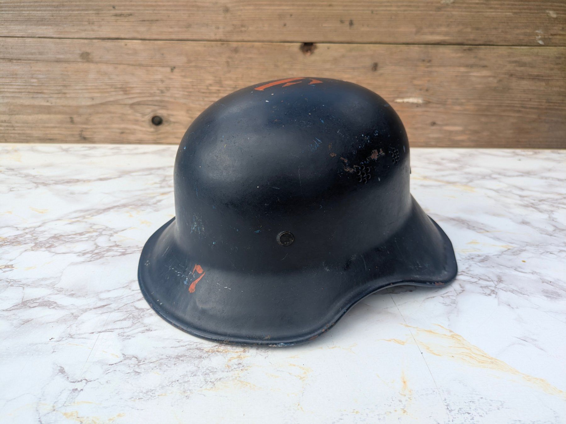 Uniformi & Effetti personali: Luftschutz Stahlhelm M44 "Gladiator" 1-Teilig – Usato da Buttisholz venduto da ArmeeShopCH 6