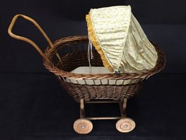 Vintage Puppenkinderwagen aus Korb