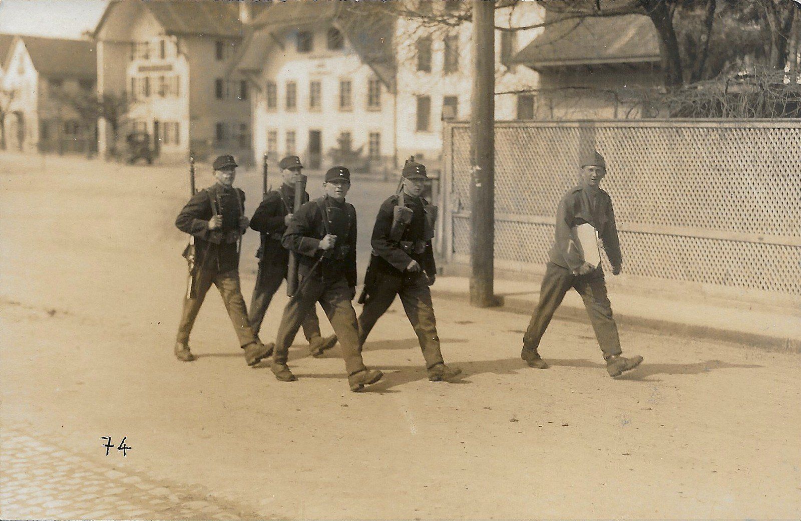Cartoline postali: Gruppe, Schweizer Armee, Kpl mit 4 Mann um 1930 – Nuovo (secondo la descrizione) da Binningen venduto da Hahexa