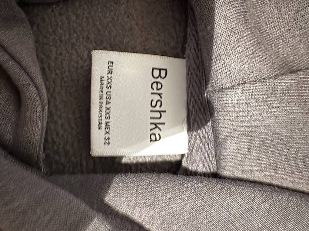 Maglioni & Felpe: Grauer Hoodie von Bershka – Usato da Bolligen venduto da fel_cp8q 1