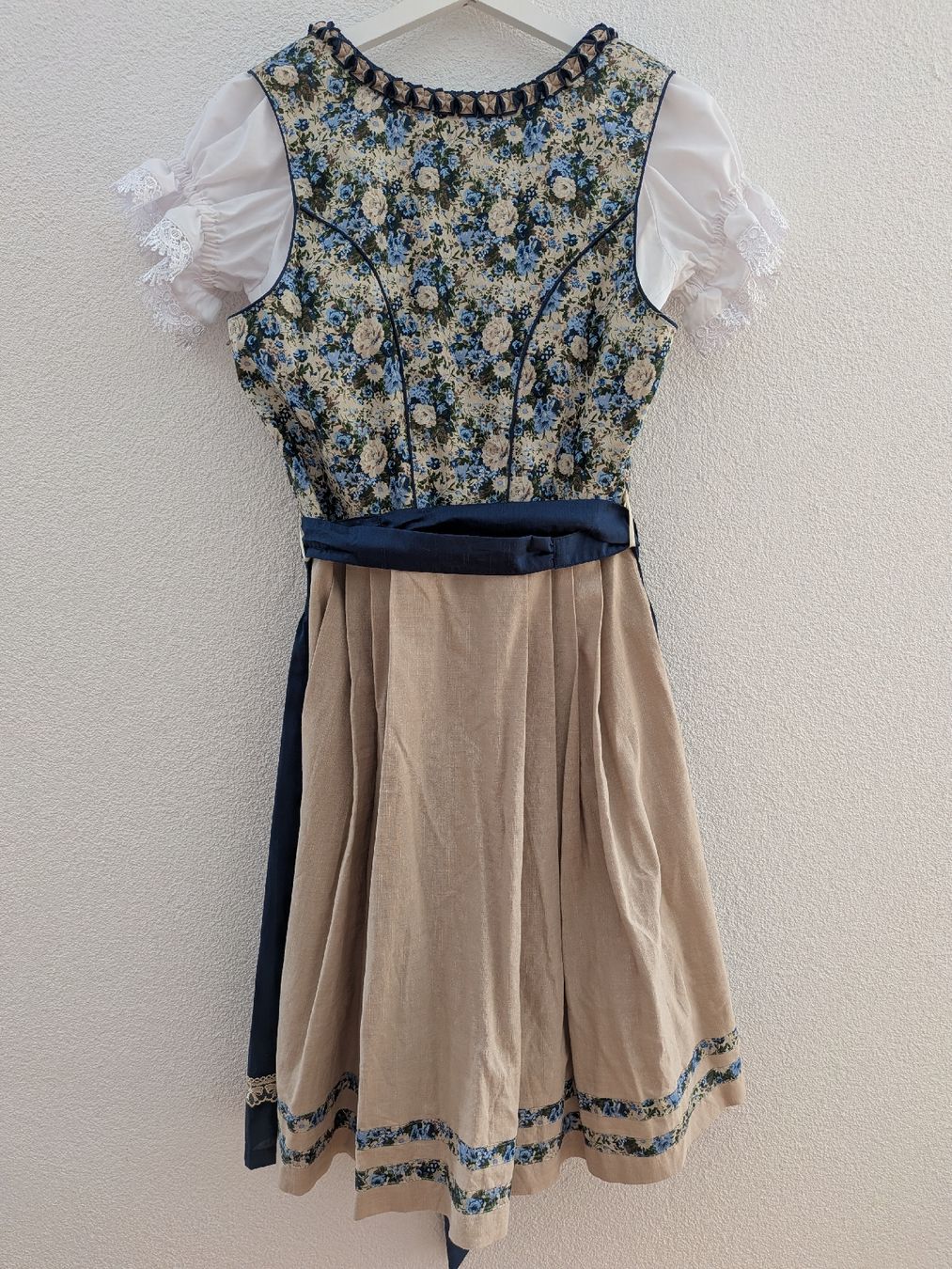 C&A Vestiti: Dirndl mit Bluse Gr. 42 – Nuovo (secondo la descrizione) da Läufelfingen venduto da cb90 3
