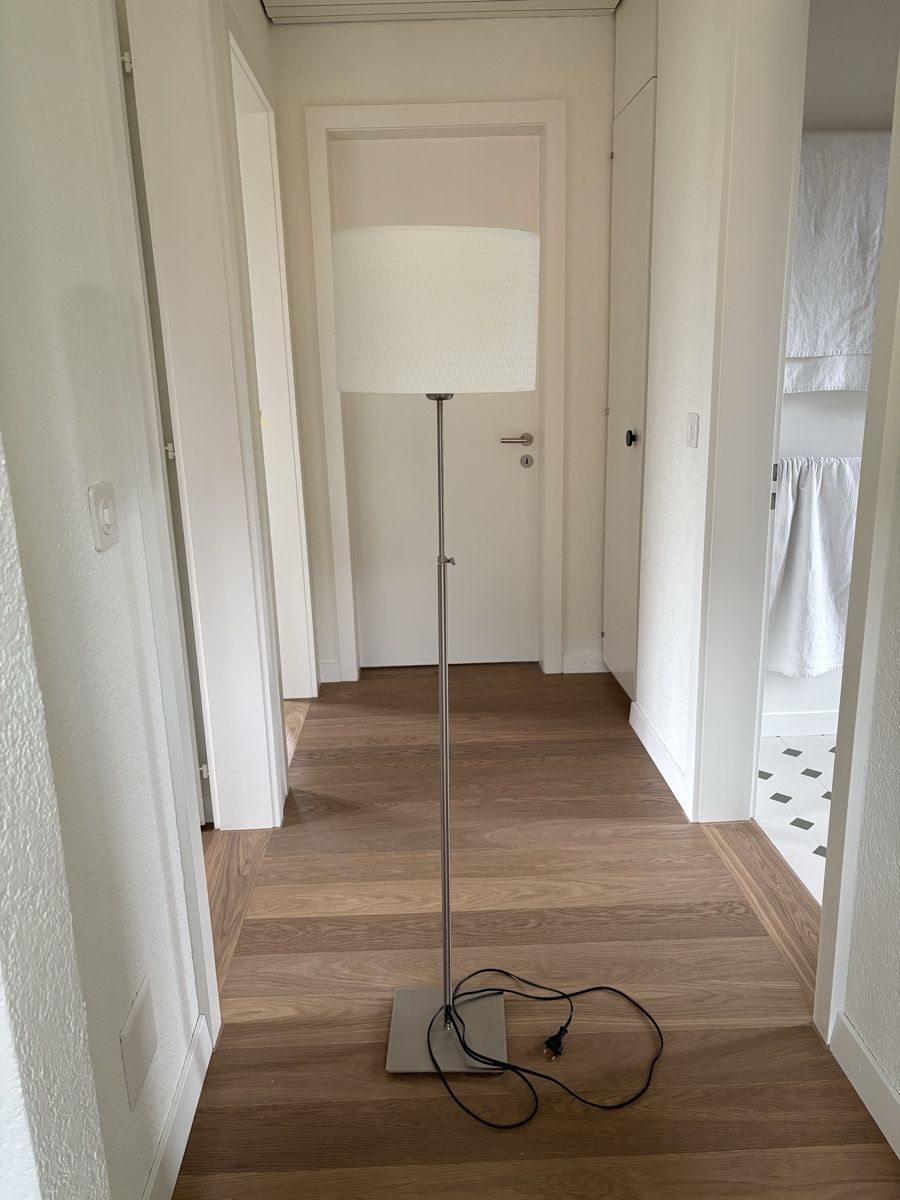 Lampade: Ikea Stehlampe weiss/beige ovale Form – Usato da Kriens venduto da aloha19