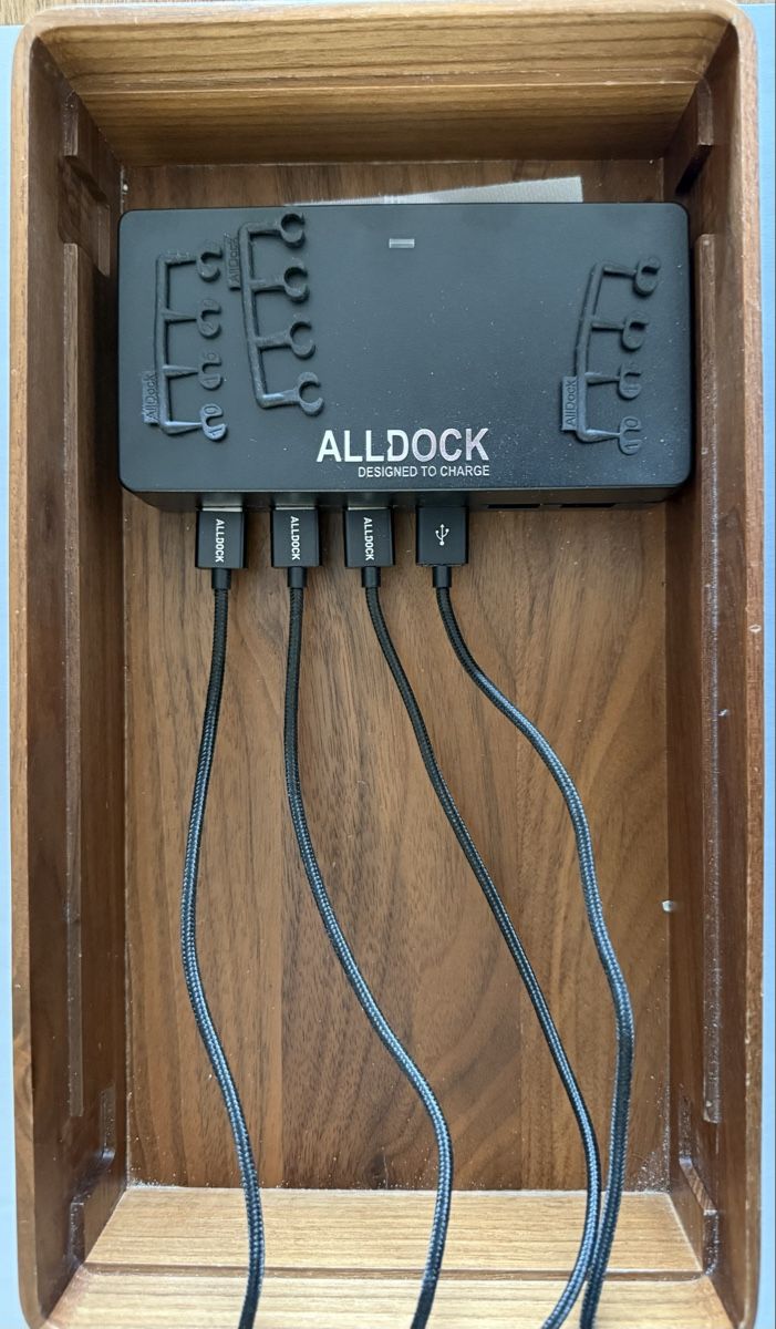 Caricabatterie: ALLDOCK Ladestation Walnussholz mit 4 USB Kabel, Top! – Nuovo (secondo la descrizione) da Bergdietikon venduto da fer_9lrm 2