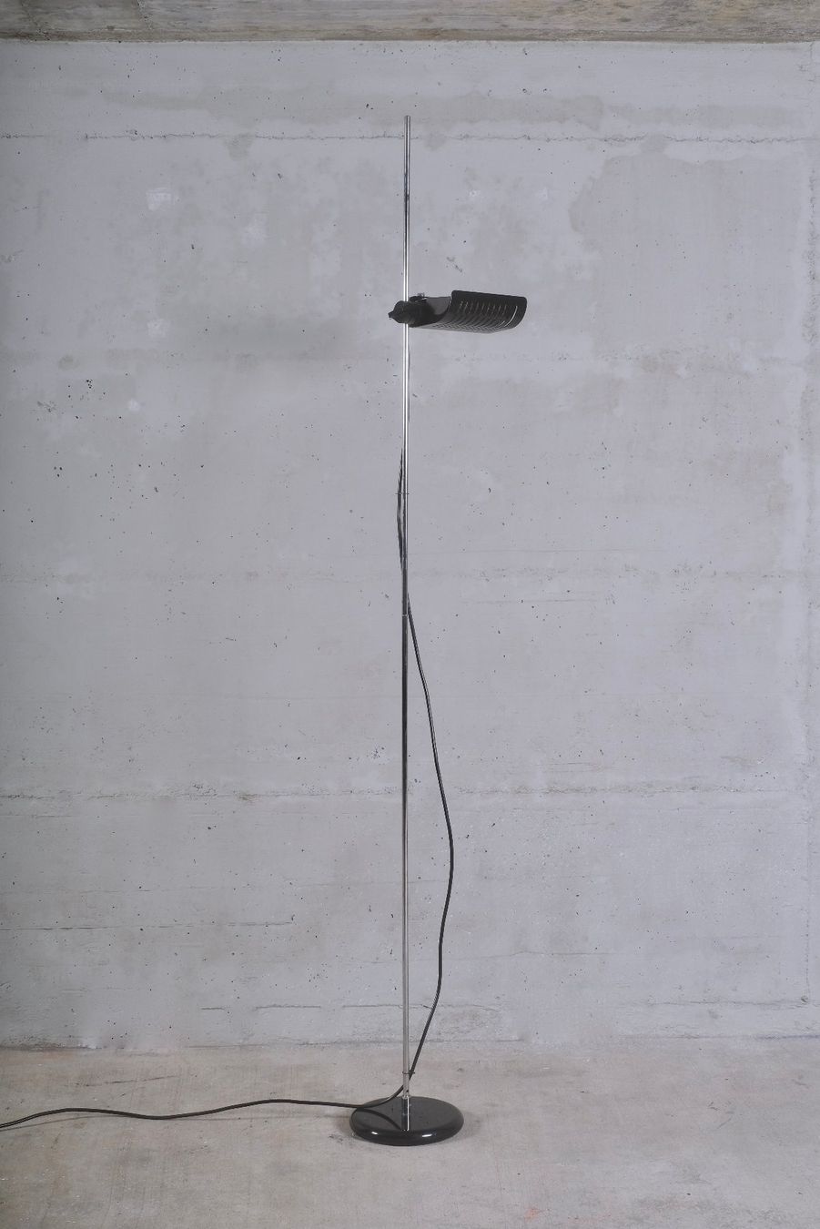 Oluce Lampade: COLOMBO LAMPE OLUCE HALOGEN BODENDIMMER – Usato da Zürich venduto da mrbluewave
