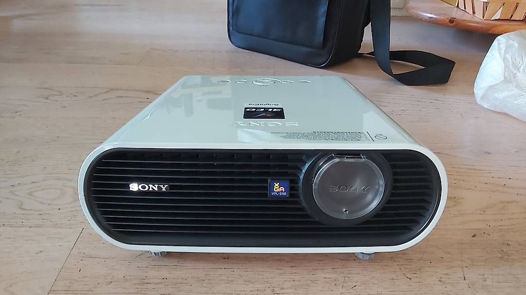 Proiettori: Sony Beamer XGA VPL-EX5 – Usato da Uetendorf venduto da Ladouce