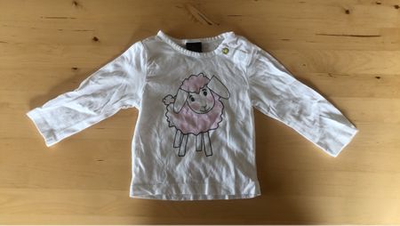Süsses Langarmshirt mit Schäfchen, Grösse 62, Top Zustand!