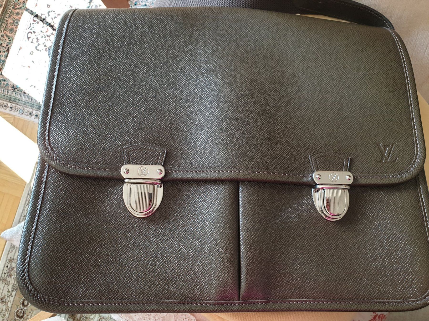 Louis Vuitton Taschen: Louis Vuitton Alexei Messenger Taïga braun – Neu (gemäss Beschreibung) aus Bottmingen von sandy_2 3