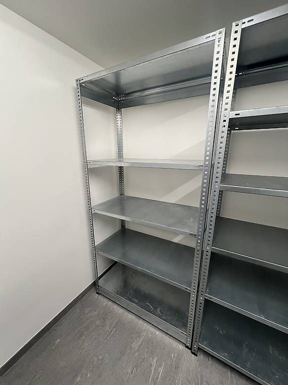 Scaffali: 2 Metallregale – Usato da Wilen b. Wollerau venduto da ickyrus