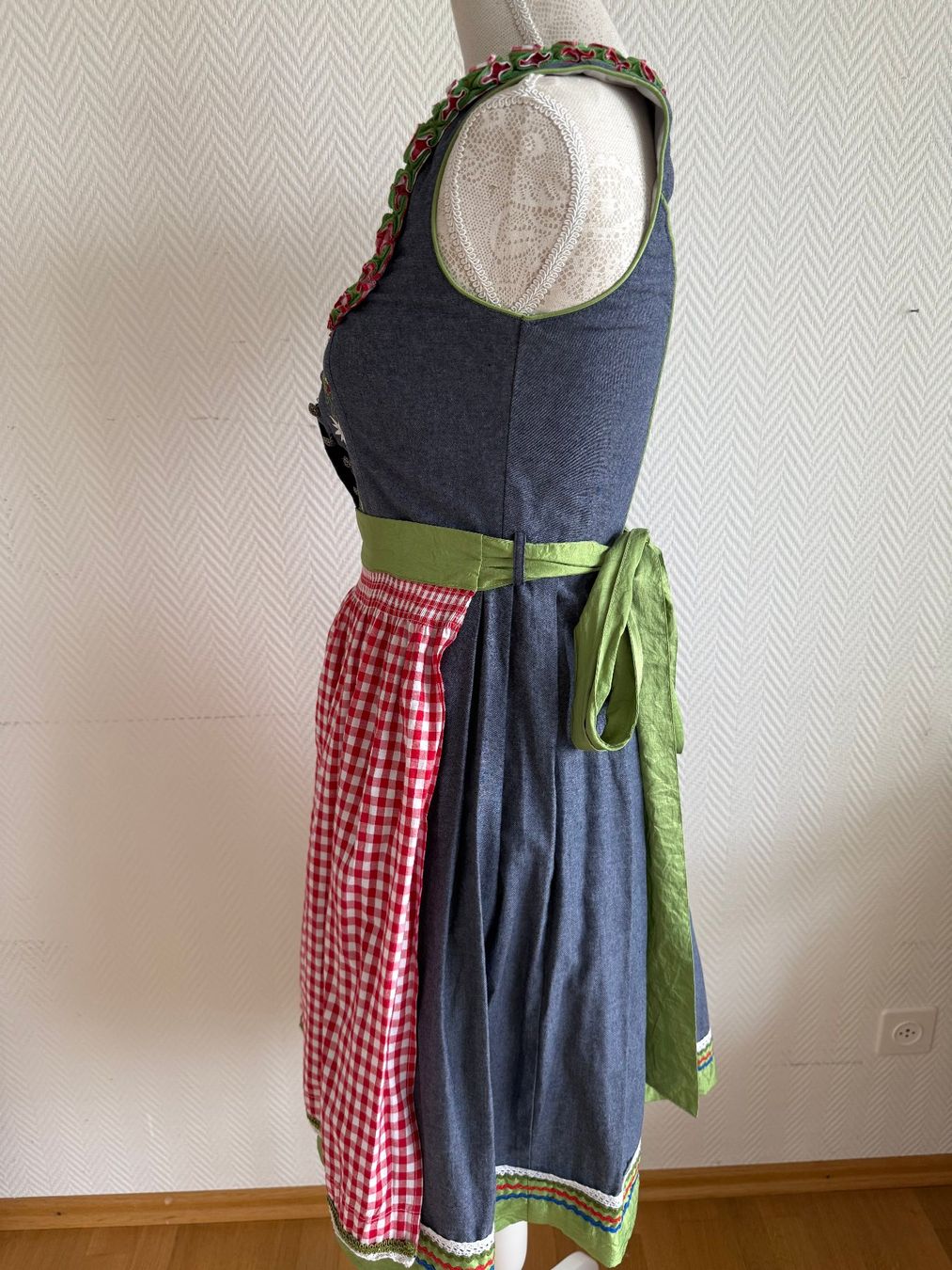 Costumi: Dirndl Gr. 36 von Bayer Madl – Usato da Kirchdorf AG venduto da coco123 4