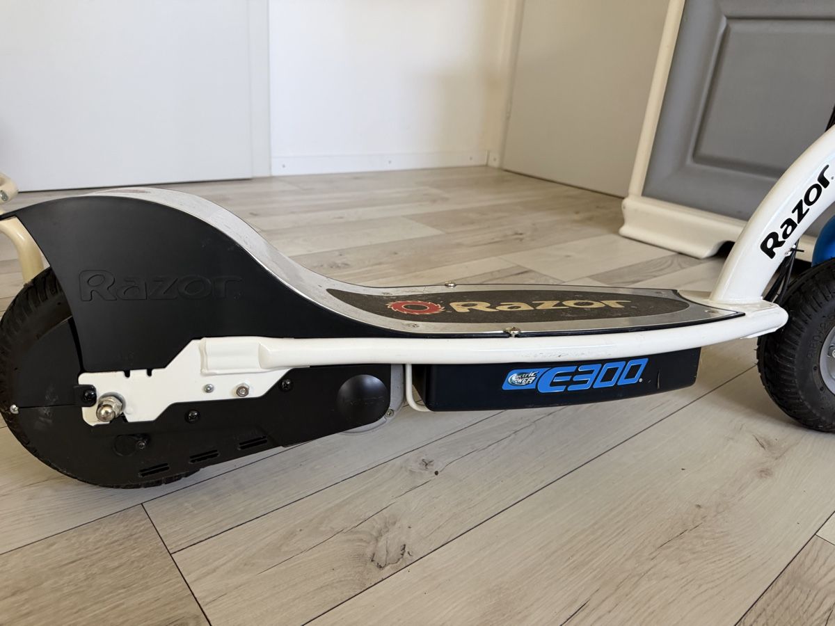 Scooter: Razor E300 E-Scooter weiss/blau mit Ladegerät – Usato da Stein am Rhein venduto da bep2 2