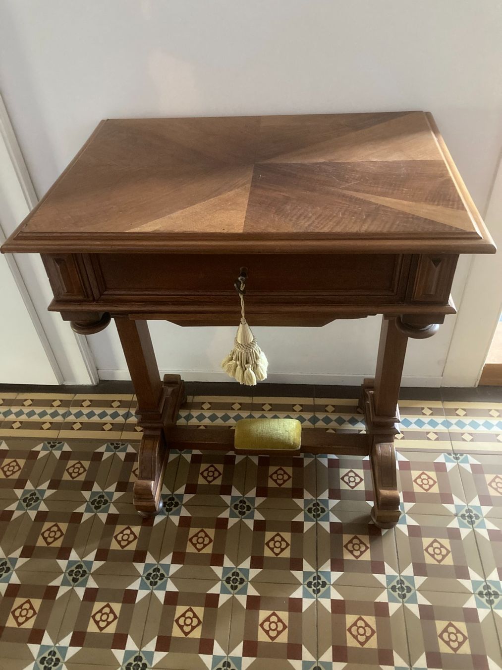 Tavoli: Nähtisch Jugendstil aus Nussbaum – Usato da Schaffhausen venduto da Stokar99
