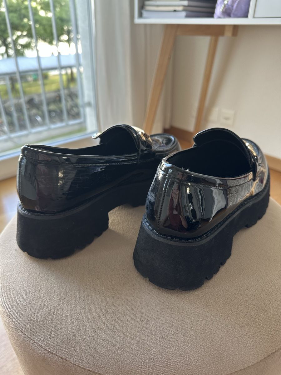 Scarpe da donna: Schwarze Lack Loafer mit Plateausohle – Usato da Olten venduto da sar_zs6d 1