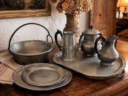 Lot d’objets anciens en étain / métal – pichets, plats, plat