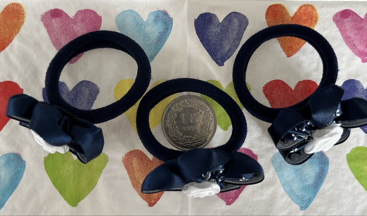 Accessori per capelli: 3 Haargummis mit Blumen dunkelblau neu – Nuovo (secondo la descrizione) da Basel venduto da Lila11 2