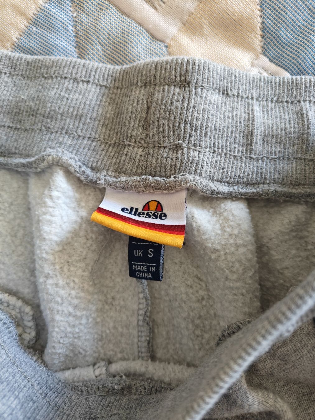 Ellesse Hosen: Pantalon de jogging Ellesse gris, taille S, confortable – Gebraucht aus Carouge GE von Andelie 2