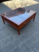 Edler Couchtisch mit Glasplatte