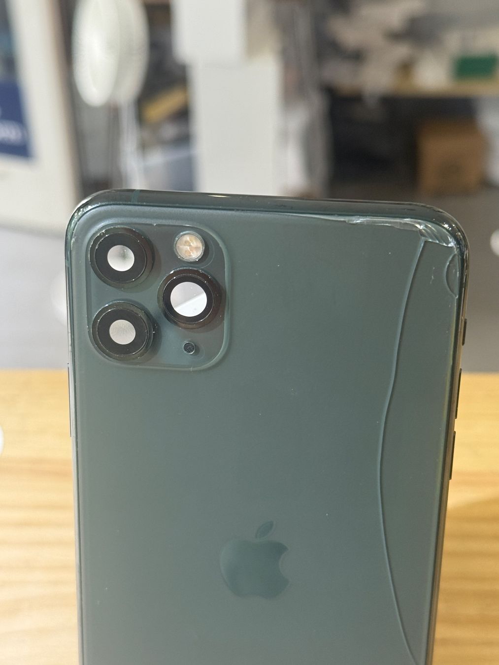 Apple Portables: Châssis Complet iPhone 11 Pro Max (Original cassé) – D'occasion à Morges par DA-repa 5