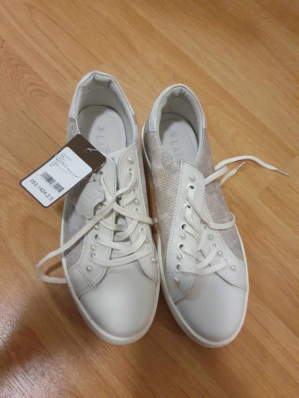 Damenschuhe: neue weisse Halbschuhe von Lasocki – Neu und originalverpackt aus St. Gallen von 1811123