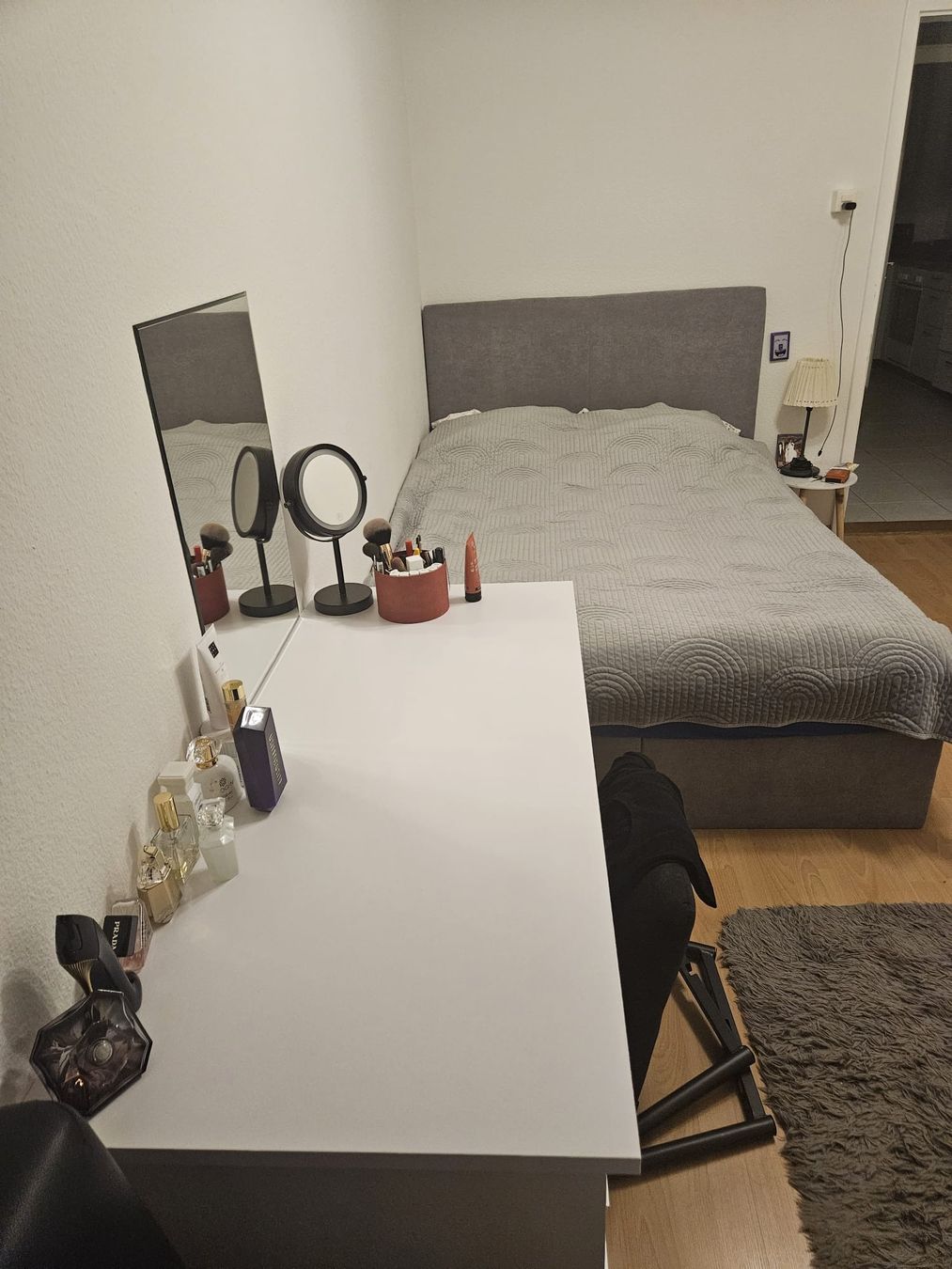 Betten: Bett und Schminktisch – Gebraucht aus Dietikon von ste_8lfc