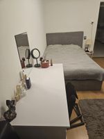 Bett und Schminktisch