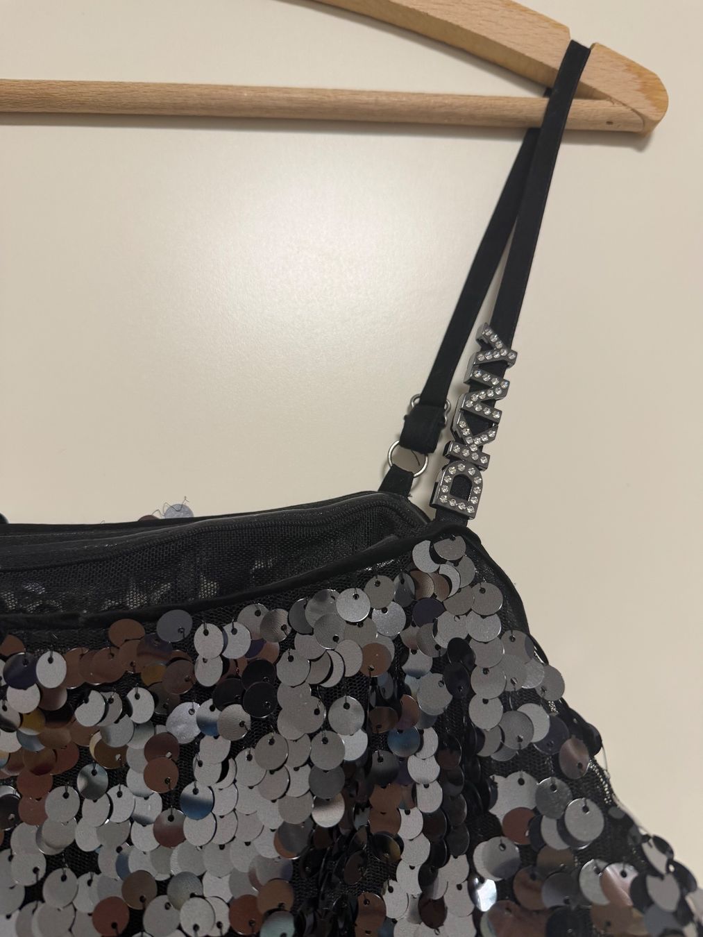 DKNY Top: DKNY schwarze sequins Top in Gr M – Nuovo e nell'imballaggio originale da Basel venduto da iulia_haul 3