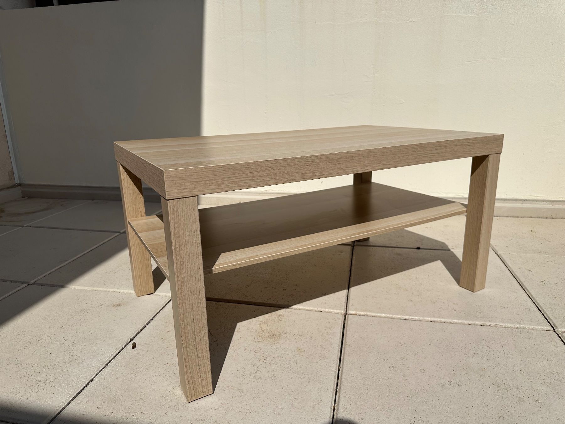 Tables: Table basse chêne clair avec tablette de rangement – D'occasion à La Croix-de-Rozon par QuentCH