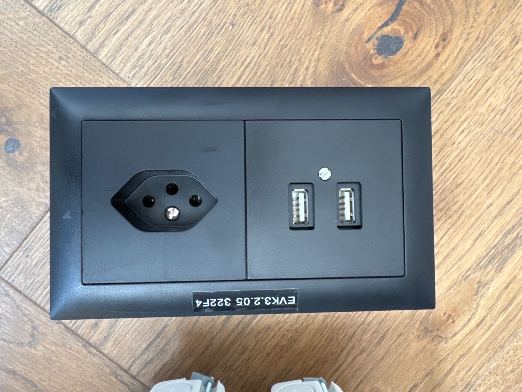 Stecker: Praktische Steckdose mit USB 2 Stück – Gebraucht aus Dietlikon von HighspeedUmzug 2